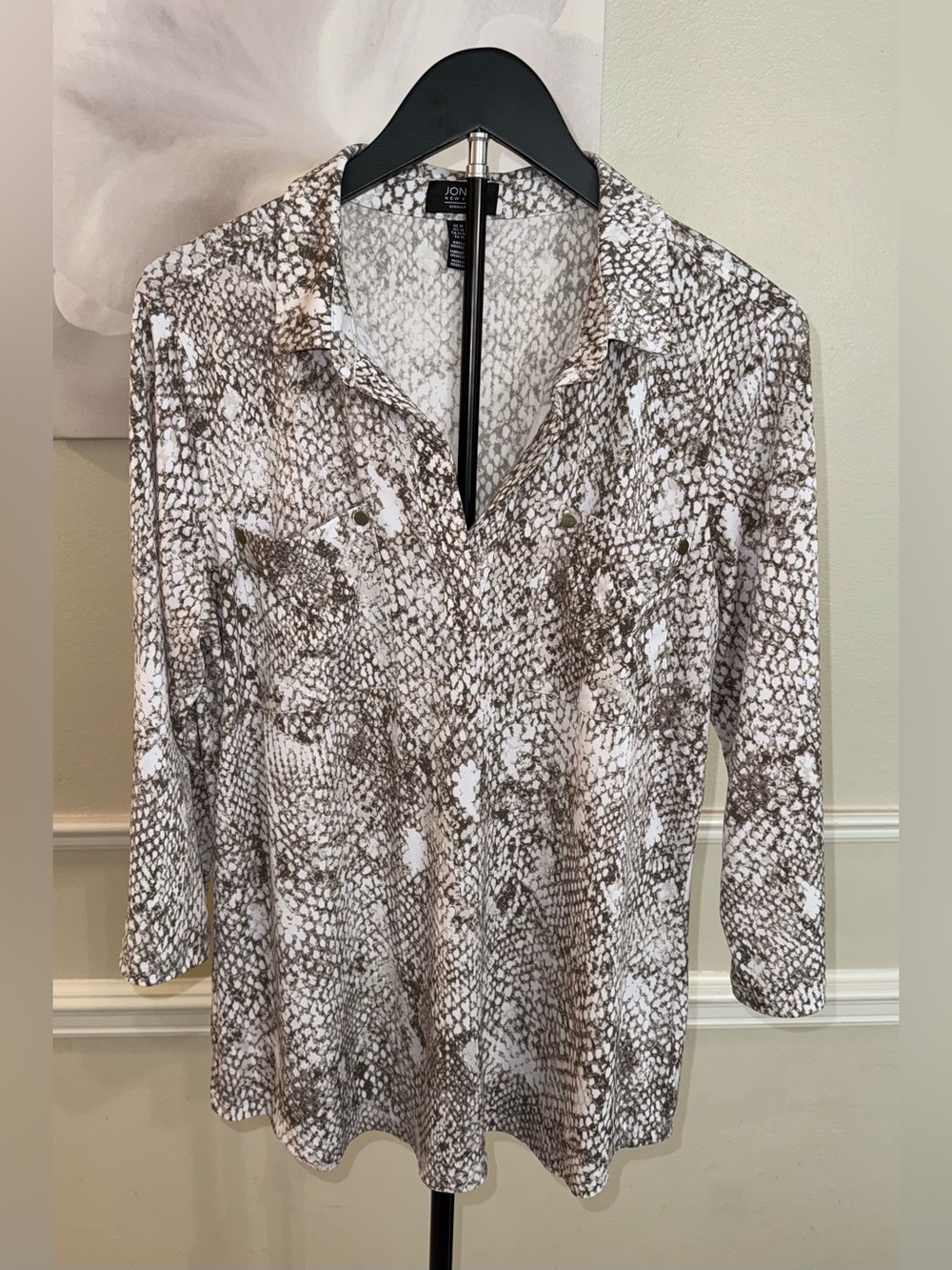 Jones New York Snake-Print V-Neck Blouse! Size Medium. π - Picture 12 of 12